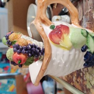 Decorative spread holder